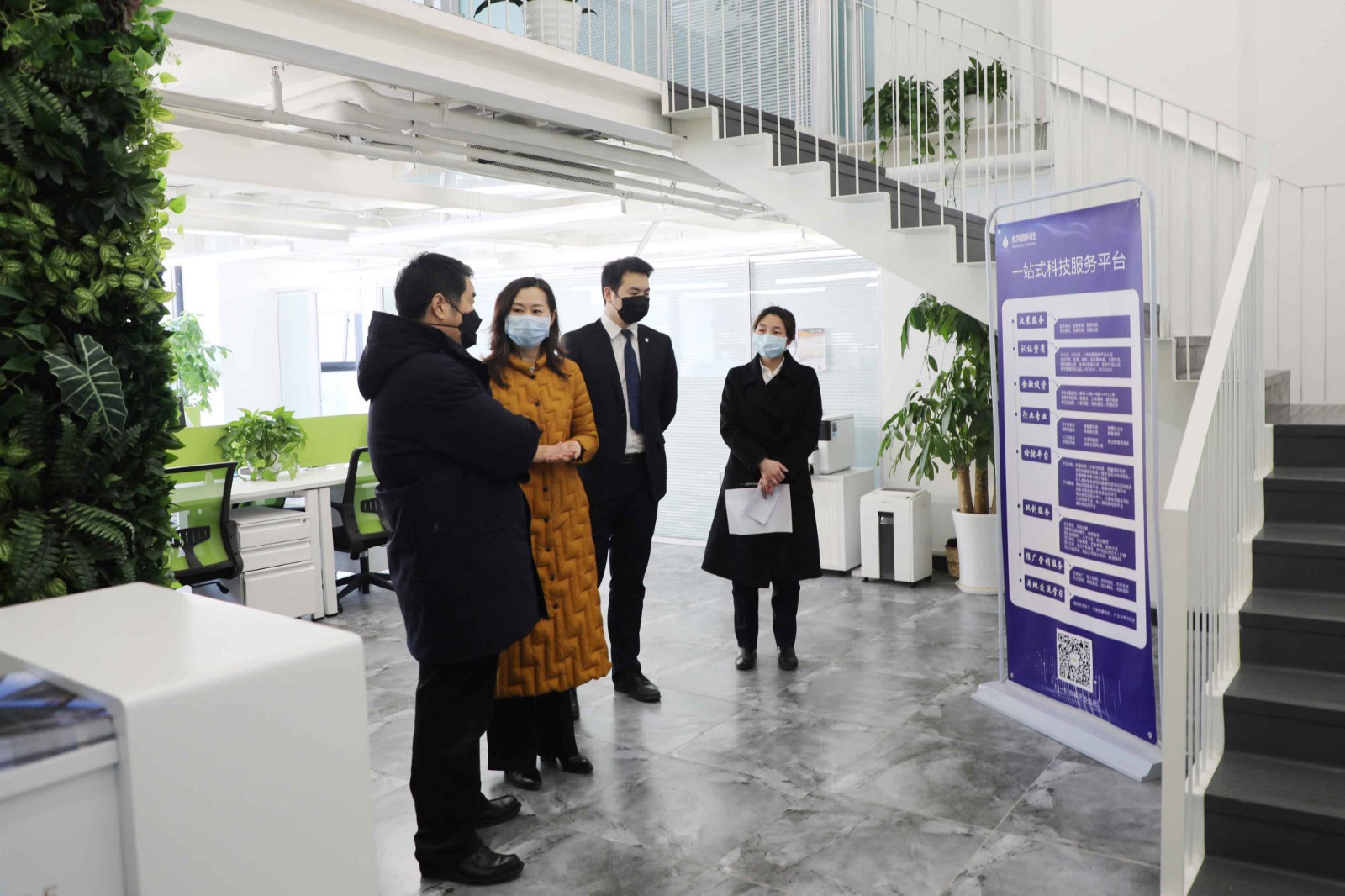 市经信局中小处调研员辛欣一行莅临西国贸园区考察调研